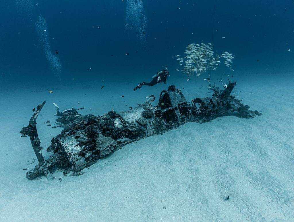 Oahu certified scuba diving, Corsair wreck